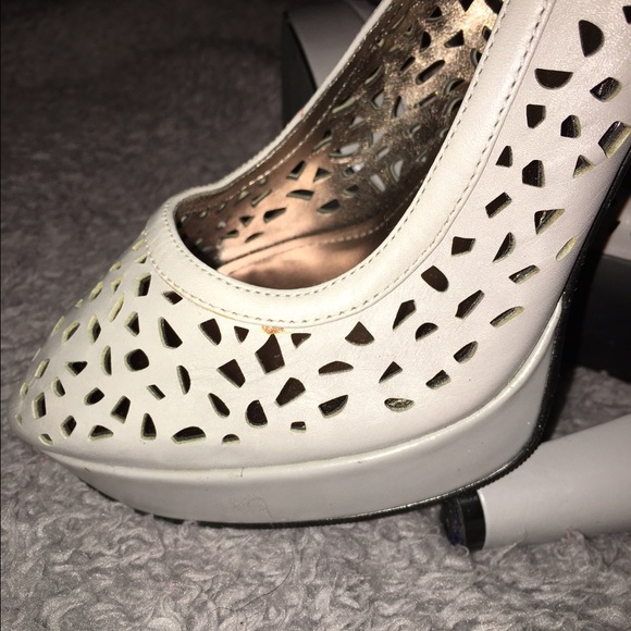 ‼️FINAL PRICE‼️🆕✨Calvin Klein Perforated Pumps 🆕 - Picture 4 of 4