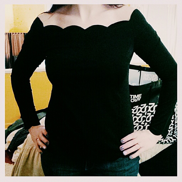 *Final Sale* Black Scalloped top - Picture 4 of 4