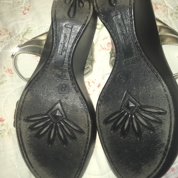 Shoes - Picture 3 of 4