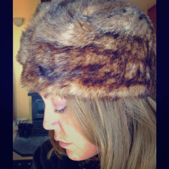 Adorable and warm fake fur Russian-type hat