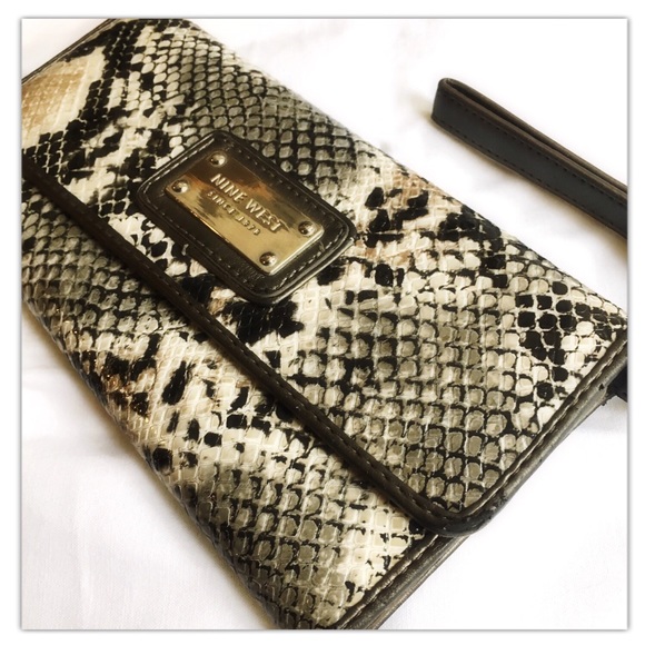 🎄S A L E🎄Snakeskin Nine West Clutch🎄S A L E🎄