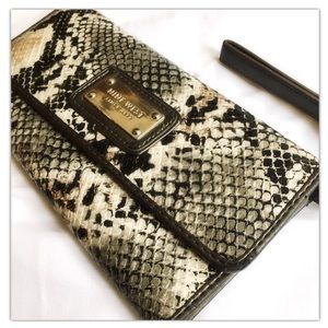 🎄S A L E🎄Snakeskin Nine West Clutch🎄S A L E🎄