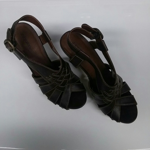 Xhilaration brown sandals size 6