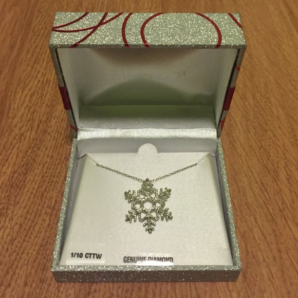 ❄️ Silver Snowflake Necklace - Brand New ❄️