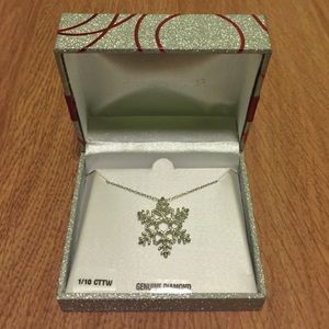 ❄️ Silver Snowflake Necklace - Brand New ❄️