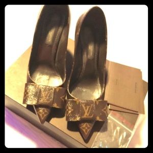 Authentic Louis Vuitton size 6.5 , GORGEOUS