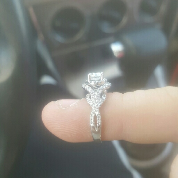 Beautiful Engagement ring - Picture 2 of 4