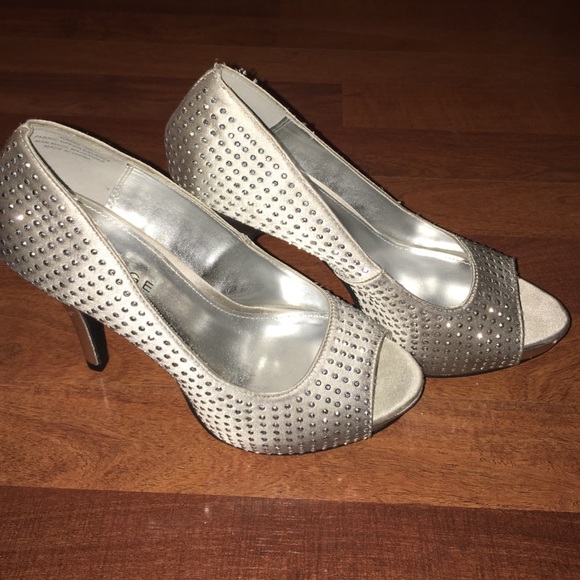 Brand new amazing Rampage silver heel for special occasions and comfortable - Picture 1 of 4