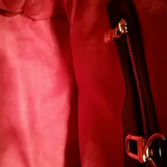 Louis Vuitton - Picture 2 of 3