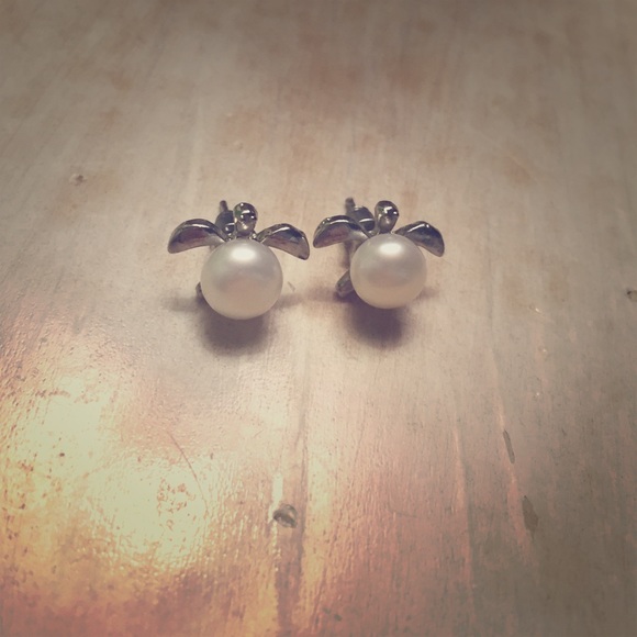 Turtle Pearl Earrings - Picture 2 of 2