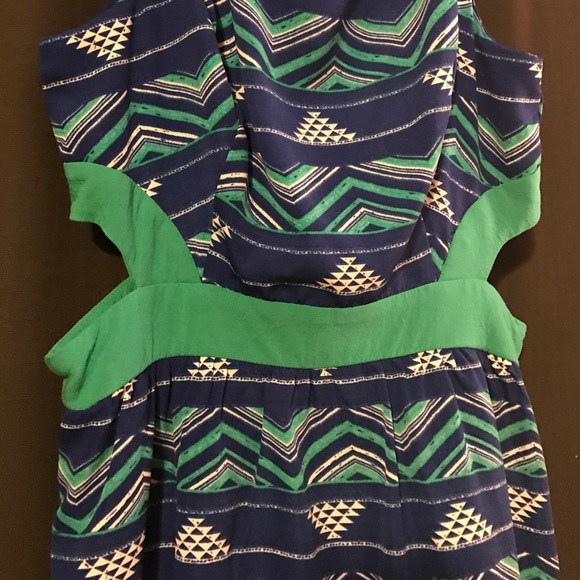 Cute Patterned Dress with cutouts - Picture 2 of 4