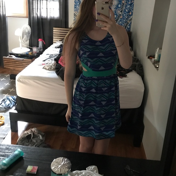 Cute Patterned Dress with cutouts - Picture 3 of 4