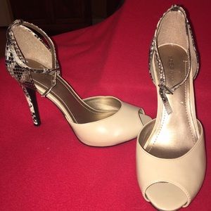 BCBG heels shoe