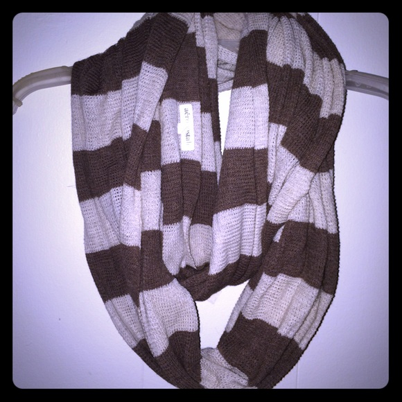 🌸Tan and cream infinity scarf🌸