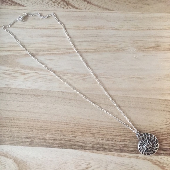 Cutout Spiral conch sea shell pendant necklace - Picture 2 of 4