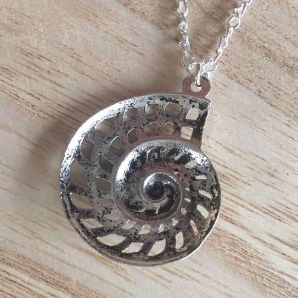 Cutout Spiral conch sea shell pendant necklace - Picture 4 of 4