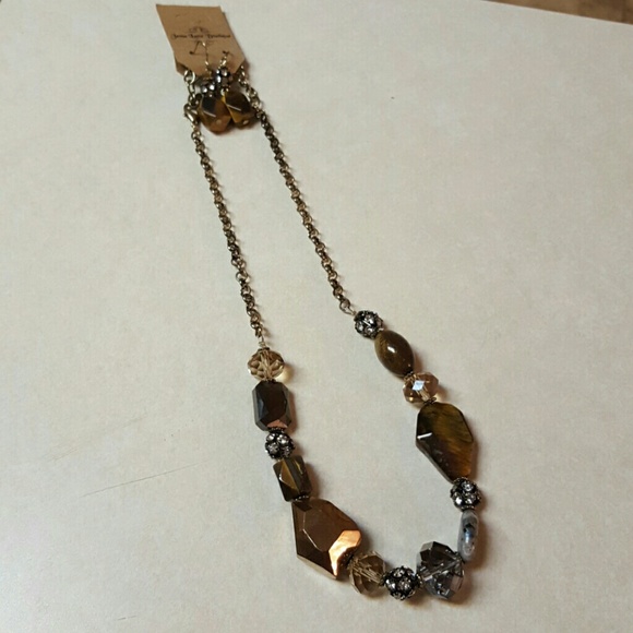 Stunning Boutique Necklace and Earring Set