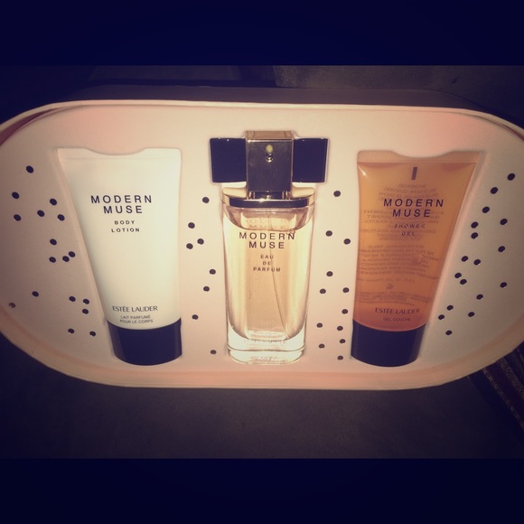 Estée Lauder Modern Muse Eau De Parfum Gift Set