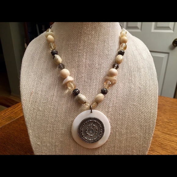 VINTAGE MOTHER OF PEARL SILVER PENDANT NECKLACE