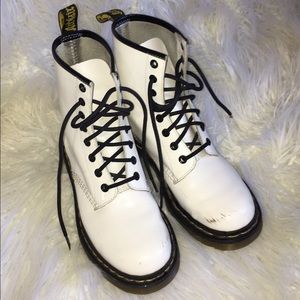 white dr. martens sz 7