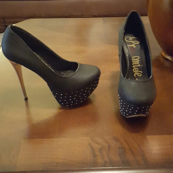 Black platformed pumps
