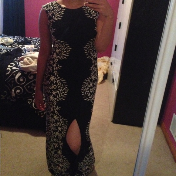 Lace Gown - Picture 2 of 4