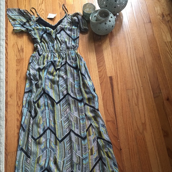 Cute summer dress with exposed shoulders