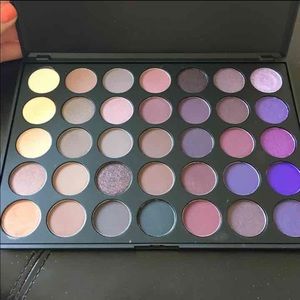 35P Morphe plum eyeshadow palette
