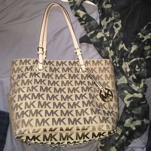 Michael Kors handbag jet set