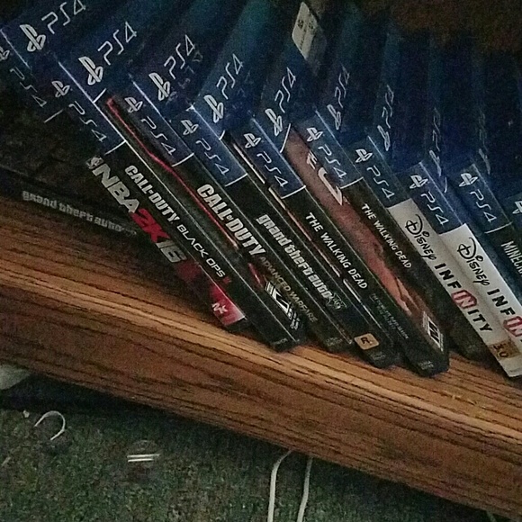 PS4 - Picture 2 of 3
