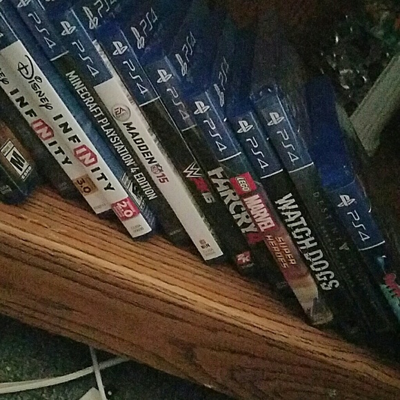 PS4 - Picture 3 of 3