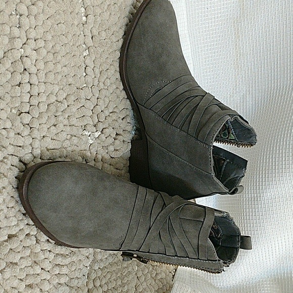 Women's grey booties