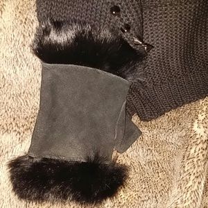 Black fur HoBo style gloves. Rabbit fur on each