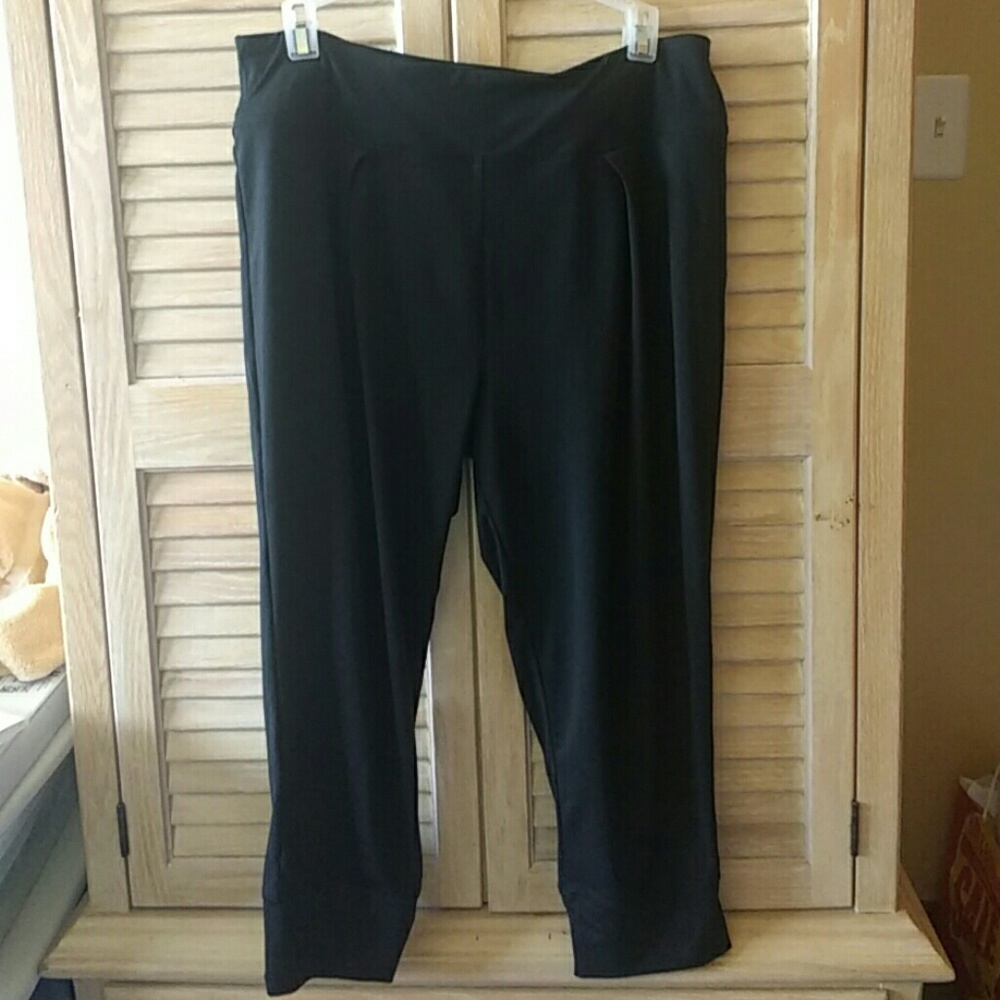 NWOT Fabletics capri jogger MUST GO