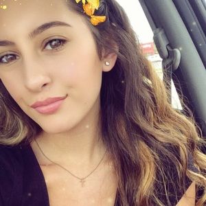 Meet your Posher, Aliana