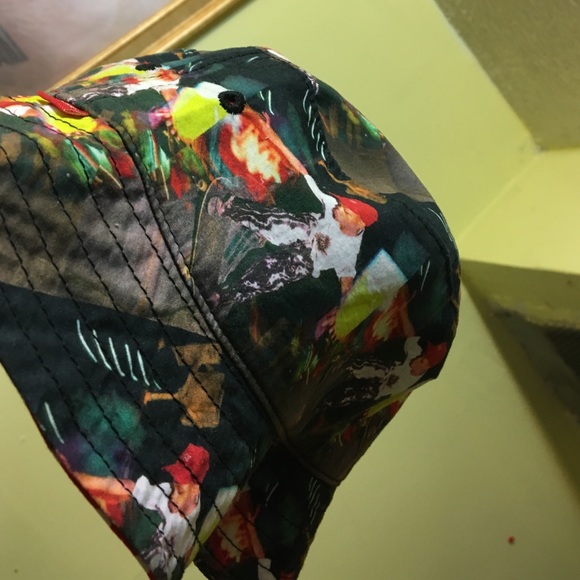 Reversible supreme bucket hat