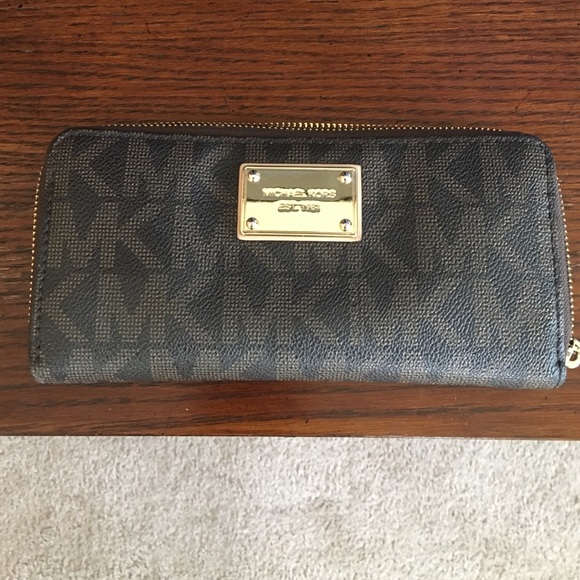 Michael Kors Handbags - Michael Kors wallet