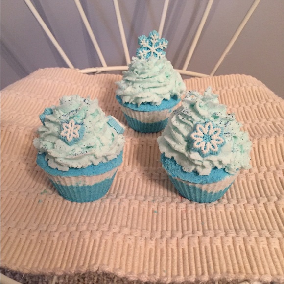 Set of 3 Snowflake bath bombs.