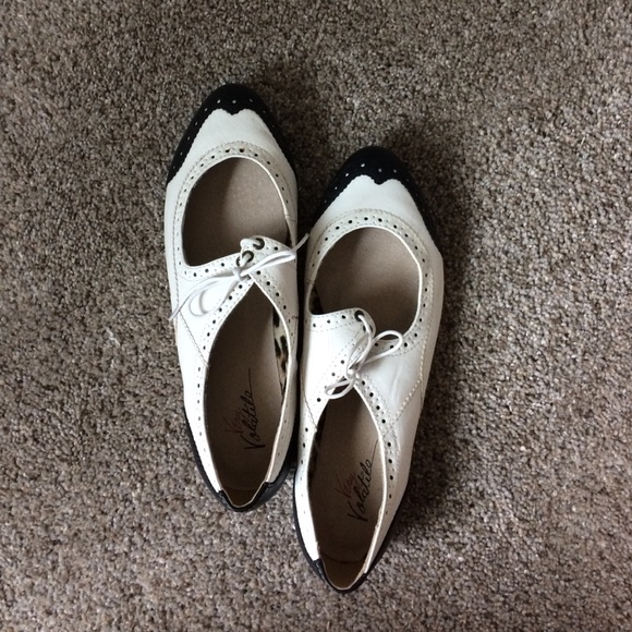 Cute Oxford-style Flats