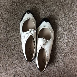 Cute Oxford-style Flats