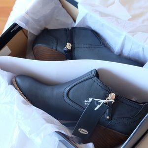 BRAND NWT Dr. Scholl's memory foam booties!