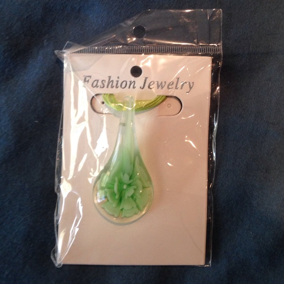 Green flower pendant necklace