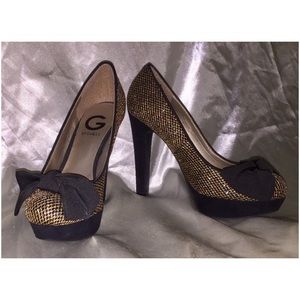 🌟G by Guess gold pumps with bow.Like New
