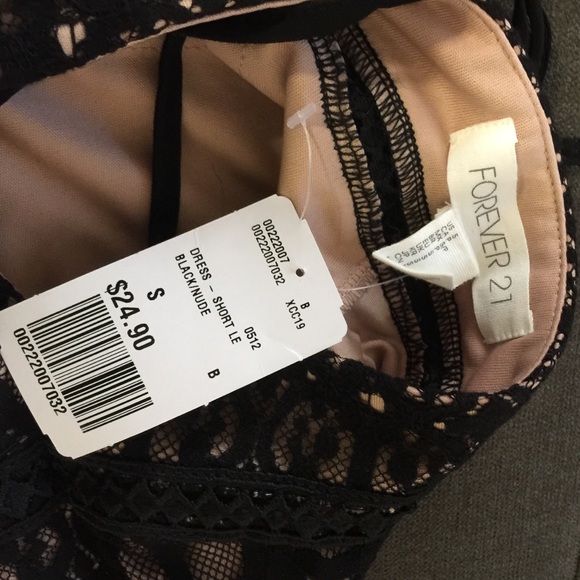 Black Lace Mini. Nude Lining - Picture 2 of 3