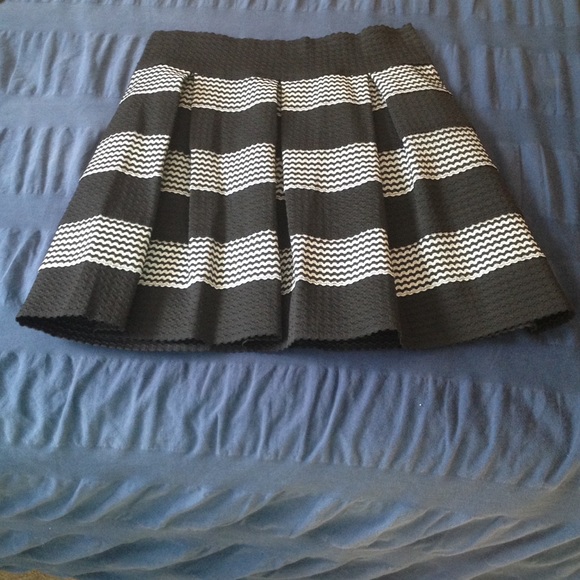 🌼5 for $25🌼 NWOT black & white skirt - Picture 2 of 4