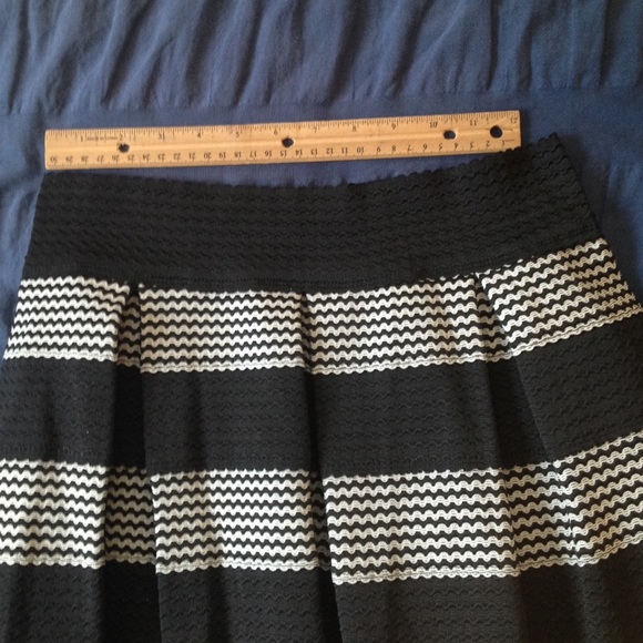 🌼5 for $25🌼 NWOT black & white skirt - Picture 4 of 4