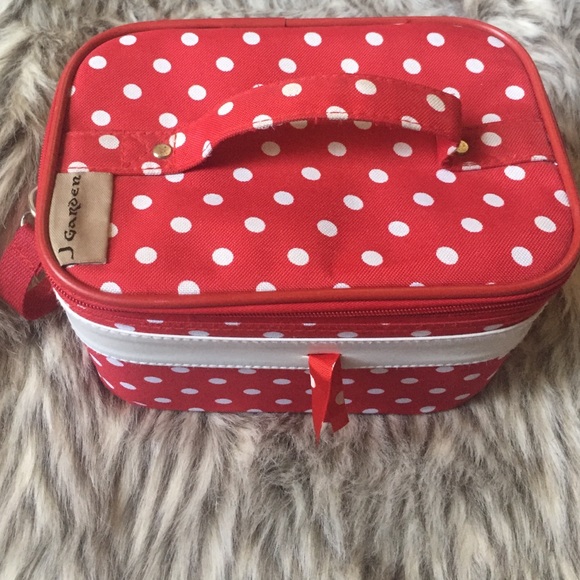 Super cute traveling case!