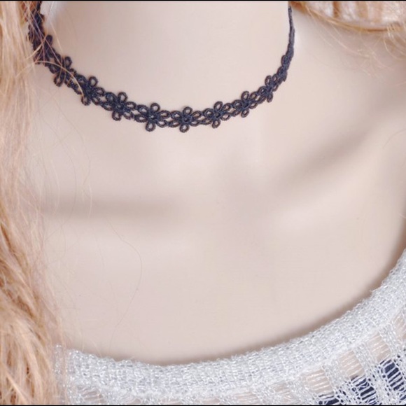 ✨NEW✨Vintage Flower Choker Necklace