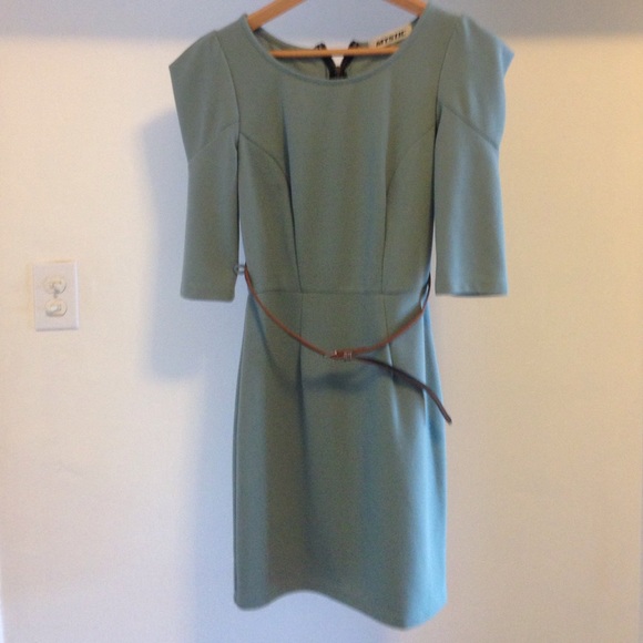 Green dress with 3/4 sleeve and belt