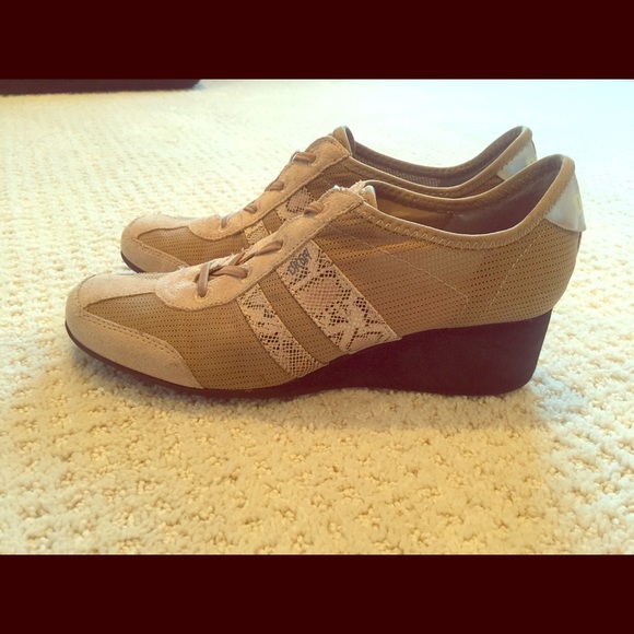 casual shoes with 1 inch heel